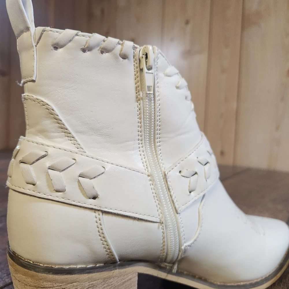 Altar’d State Size 7.5 White Vegan Leather Rodeo Cowboy Western Ankle Boots